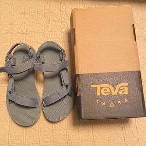 Like new Teva sandals